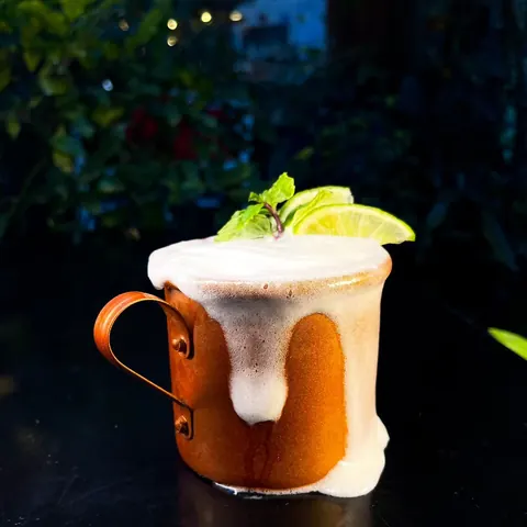 Drink gelado na caneca de cobre