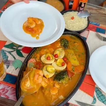 Moqueca de peixe com camarão servida na panela