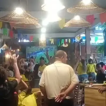 Noite de música ao vivo com o salão cheio