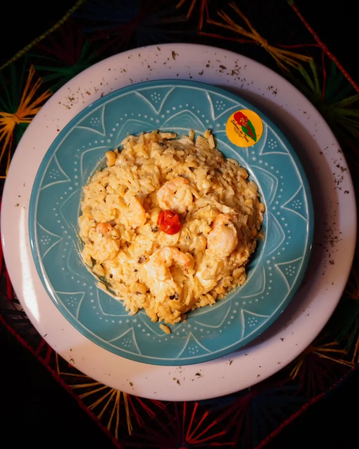Risoto cremoso de camarão servido em prato artesanal no Pitanga, em Porto de Galinhas